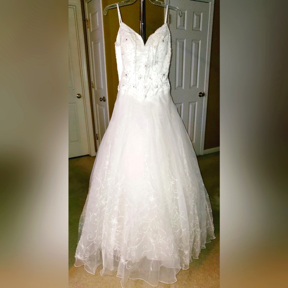 Gorgeous & Dreamy Wedding Gown